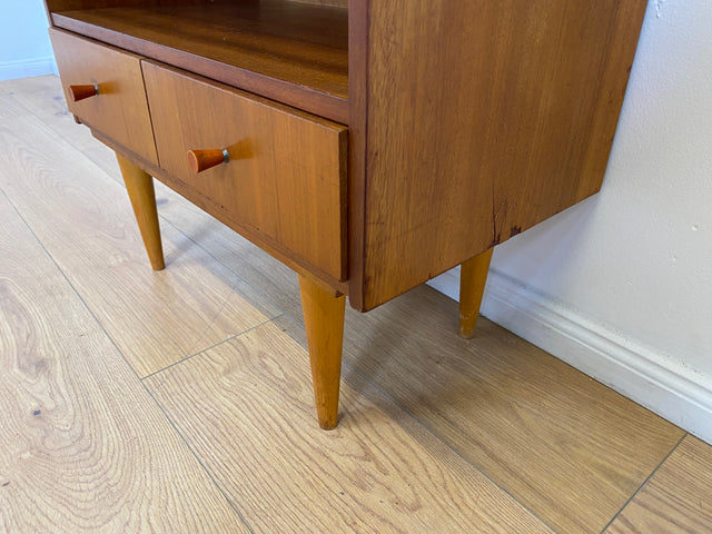 WMK # Schöne und gut erhaltene kleine Mid-Century Kommode aus vollem Holz mit Schubladen und konischen Füßen # Fernsehkommode Schränkchen TV-Bank TV-Lowboard Beistelltisch Vintage 60er 70er Retro