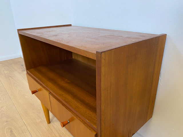 WMK # Schöne und gut erhaltene kleine Mid-Century Kommode aus vollem Holz mit Schubladen und konischen Füßen # Fernsehkommode Schränkchen TV-Bank TV-Lowboard Beistelltisch Vintage 60er 70er Retro