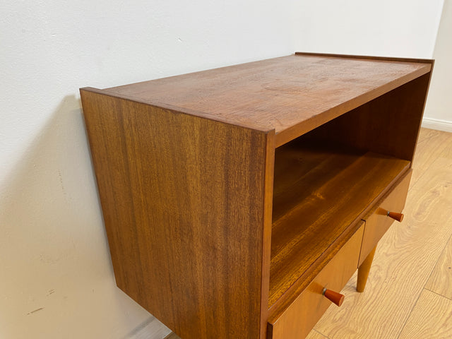 WMK # Schöne und gut erhaltene kleine Mid-Century Kommode aus vollem Holz mit Schubladen und konischen Füßen # Fernsehkommode Schränkchen TV-Bank TV-Lowboard Beistelltisch Vintage 60er 70er Retro