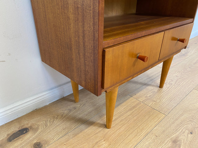 WMK # Schöne und gut erhaltene kleine Mid-Century Kommode aus vollem Holz mit Schubladen und konischen Füßen # Fernsehkommode Schränkchen TV-Bank TV-Lowboard Beistelltisch Vintage 60er 70er Retro