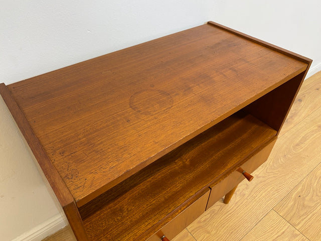WMK # Schöne und gut erhaltene kleine Mid-Century Kommode aus vollem Holz mit Schubladen und konischen Füßen # Fernsehkommode Schränkchen TV-Bank TV-Lowboard Beistelltisch Vintage 60er 70er Retro