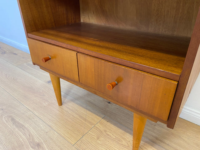 WMK # Schöne und gut erhaltene kleine Mid-Century Kommode aus vollem Holz mit Schubladen und konischen Füßen # Fernsehkommode Schränkchen TV-Bank TV-Lowboard Beistelltisch Vintage 60er 70er Retro