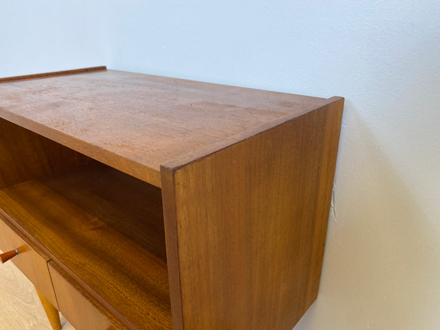 WMK # Schöne und gut erhaltene kleine Mid-Century Kommode aus vollem Holz mit Schubladen und konischen Füßen # Fernsehkommode Schränkchen TV-Bank TV-Lowboard Beistelltisch Vintage 60er 70er Retro