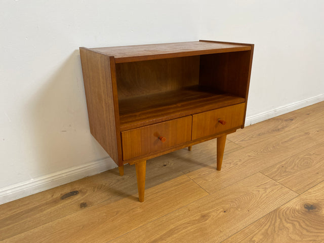 WMK # Schöne und gut erhaltene kleine Mid-Century Kommode aus vollem Holz mit Schubladen und konischen Füßen # Fernsehkommode Schränkchen TV-Bank TV-Lowboard Beistelltisch Vintage 60er 70er Retro