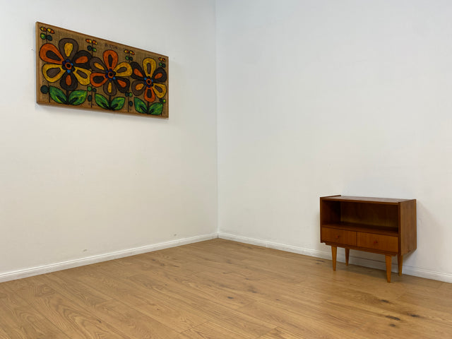 WMK # Schöne und gut erhaltene kleine Mid-Century Kommode aus vollem Holz mit Schubladen und konischen Füßen # Fernsehkommode Schränkchen TV-Bank TV-Lowboard Beistelltisch Vintage 60er 70er Retro