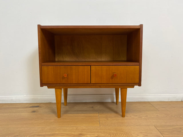 WMK # Schöne und gut erhaltene kleine Mid-Century Kommode aus vollem Holz mit Schubladen und konischen Füßen # Fernsehkommode Schränkchen TV-Bank TV-Lowboard Beistelltisch Vintage 60er 70er Retro