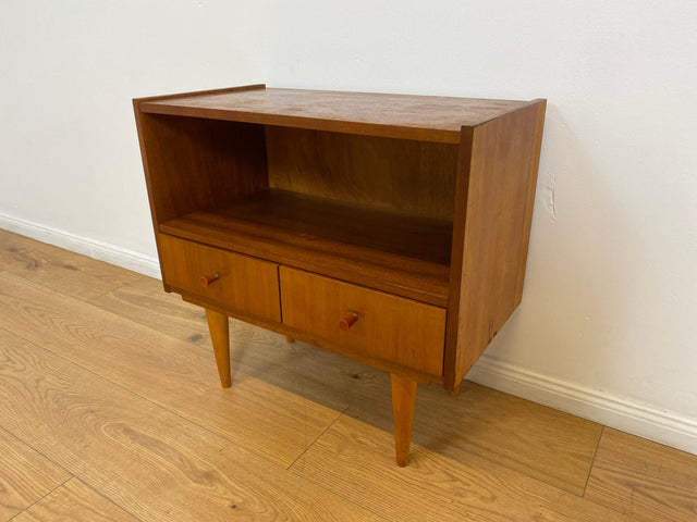 WMK # Schöne und gut erhaltene kleine Mid-Century Kommode aus vollem Holz mit Schubladen und konischen Füßen # Fernsehkommode Schränkchen TV-Bank TV-Lowboard Beistelltisch Vintage 60er 70er Retro