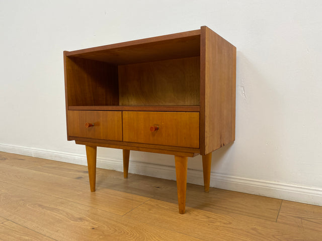 WMK # Schöne und gut erhaltene kleine Mid-Century Kommode aus vollem Holz mit Schubladen und konischen Füßen # Fernsehkommode Schränkchen TV-Bank TV-Lowboard Beistelltisch Vintage 60er 70er Retro