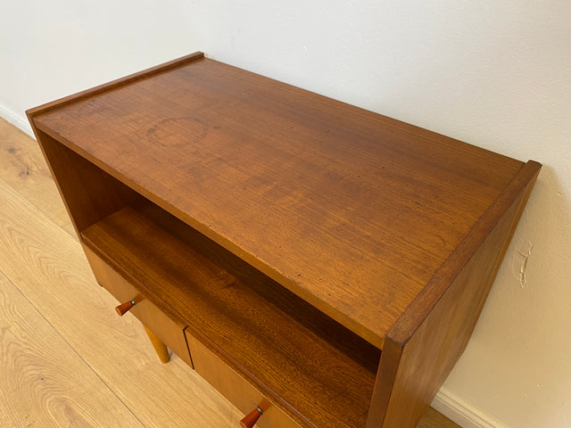WMK # Schöne und gut erhaltene kleine Mid-Century Kommode aus vollem Holz mit Schubladen und konischen Füßen # Fernsehkommode Schränkchen TV-Bank TV-Lowboard Beistelltisch Vintage 60er 70er Retro