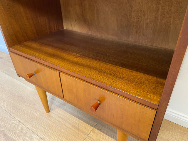 WMK # Schöne und gut erhaltene kleine Mid-Century Kommode aus vollem Holz mit Schubladen und konischen Füßen # Fernsehkommode Schränkchen TV-Bank TV-Lowboard Beistelltisch Vintage 60er 70er Retro