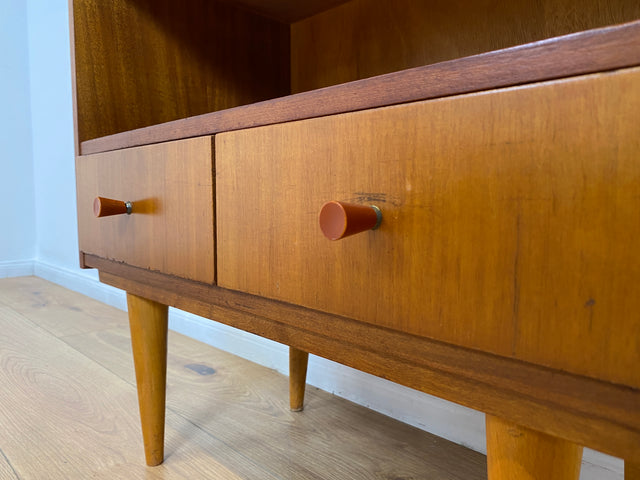 WMK # Schöne und gut erhaltene kleine Mid-Century Kommode aus vollem Holz mit Schubladen und konischen Füßen # Fernsehkommode Schränkchen TV-Bank TV-Lowboard Beistelltisch Vintage 60er 70er Retro