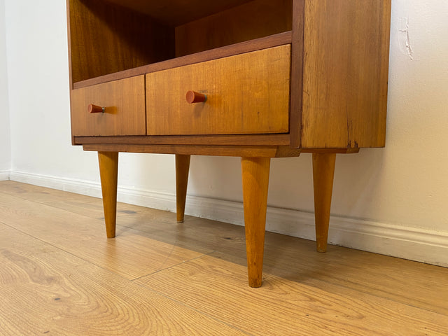 WMK # Schöne und gut erhaltene kleine Mid-Century Kommode aus vollem Holz mit Schubladen und konischen Füßen # Fernsehkommode Schränkchen TV-Bank TV-Lowboard Beistelltisch Vintage 60er 70er Retro