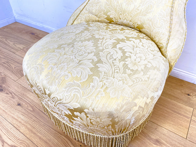 WMK I Herrlicher Louis Philippe Boudoirstuhl mit edlem Damastbezug in Gold mit floralem Barock Dekor und Fransen, um 1880 I antiker Sessel Stuhl Lesesessel Cocktailsessel Rokoko Biedermeier Vintage