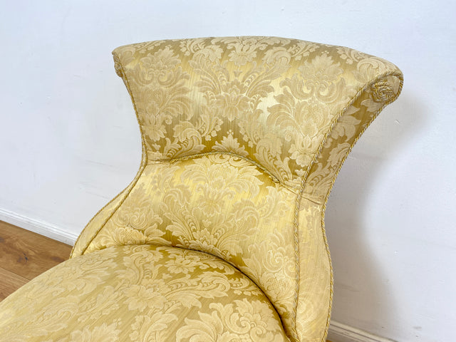 WMK I Herrlicher Louis Philippe Boudoirstuhl mit edlem Damastbezug in Gold mit floralem Barock Dekor und Fransen, um 1880 I antiker Sessel Stuhl Lesesessel Cocktailsessel Rokoko Biedermeier Vintage