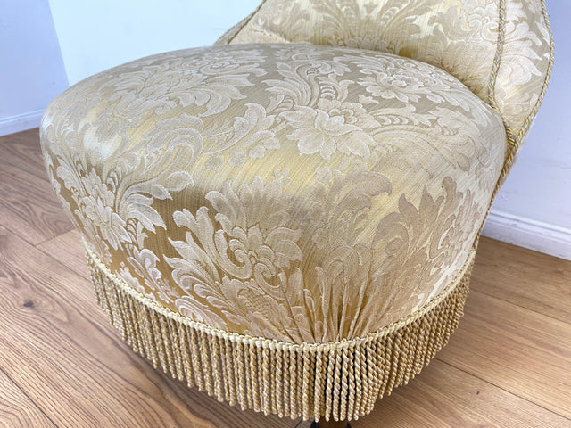 WMK I Herrlicher Louis Philippe Boudoirstuhl mit edlem Damastbezug in Gold mit floralem Barock Dekor und Fransen, um 1880 I antiker Sessel Stuhl Lesesessel Cocktailsessel Rokoko Biedermeier Vintage
