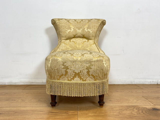 WMK I Herrlicher Louis Philippe Boudoirstuhl mit edlem Damastbezug in Gold mit floralem Barock Dekor und Fransen, um 1880 I antiker Sessel Stuhl Lesesessel Cocktailsessel Rokoko Biedermeier Vintage