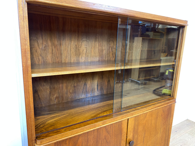 WMK I Stilvolle Mid-Century Designer Vitrine von Bruno Paul für VEB Hellerau , Vollholz in Nussbaum I Schrank Bücherschrank Highboard Regal Glas Bücher Geschirr Bauhaus DDR Vintage Berlin Köln Bremen