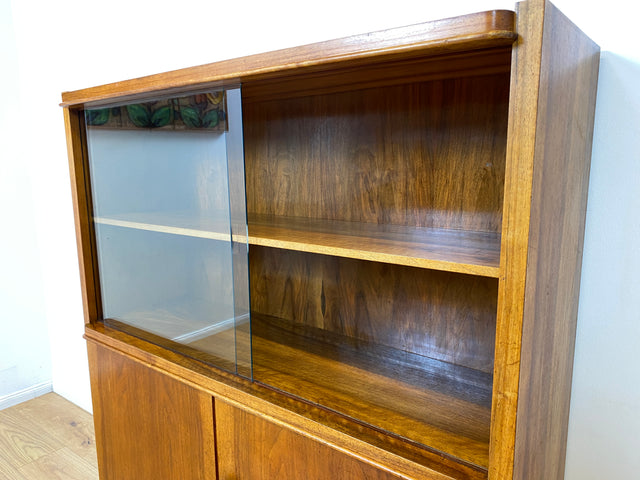 WMK I Stilvolle Mid-Century Designer Vitrine von Bruno Paul für VEB Hellerau , Vollholz in Nussbaum I Schrank Bücherschrank Highboard Regal Glas Bücher Geschirr Bauhaus DDR Vintage Berlin Köln Bremen