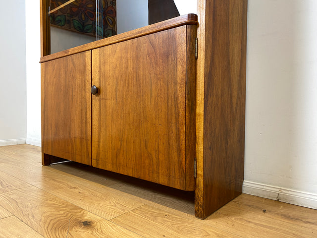 WMK I Stilvolle Mid-Century Designer Vitrine von Bruno Paul für VEB Hellerau , Vollholz in Nussbaum I Schrank Bücherschrank Highboard Regal Glas Bücher Geschirr Bauhaus DDR Vintage Berlin Köln Bremen