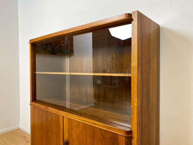 WMK I Stilvolle Mid-Century Designer Vitrine von Bruno Paul für VEB Hellerau , Vollholz in Nussbaum I Schrank Bücherschrank Highboard Regal Glas Bücher Geschirr Bauhaus DDR Vintage Berlin Köln Bremen