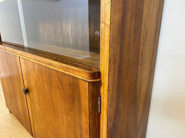 WMK I Stilvolle Mid-Century Designer Vitrine von Bruno Paul für VEB Hellerau , Vollholz in Nussbaum I Schrank Bücherschrank Highboard Regal Glas Bücher Geschirr Bauhaus DDR Vintage Berlin Köln Bremen