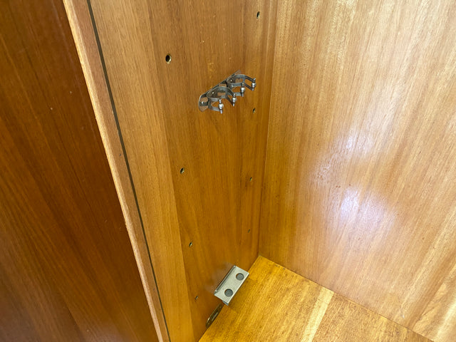 WMK I Hochwertiger Mid-Century Wohnzimmerschrank aus 1956, Vollholz in Nussbaum, mit Vitrine , auszieh. Kleiderstange und Blei Glas I Schrank Highboard Sideboard Kleiderschrank 50er Vintage Berlin