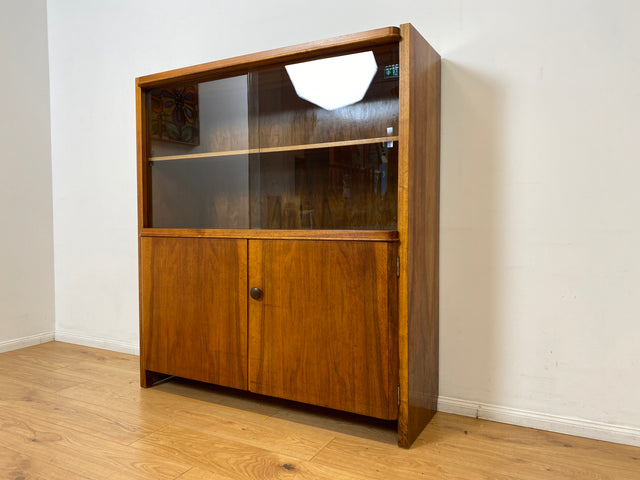 WMK I Stilvolle Mid-Century Designer Vitrine von Bruno Paul für VEB Hellerau , Vollholz in Nussbaum I Schrank Bücherschrank Highboard Regal Glas Bücher Geschirr Bauhaus DDR Vintage Berlin Köln Bremen