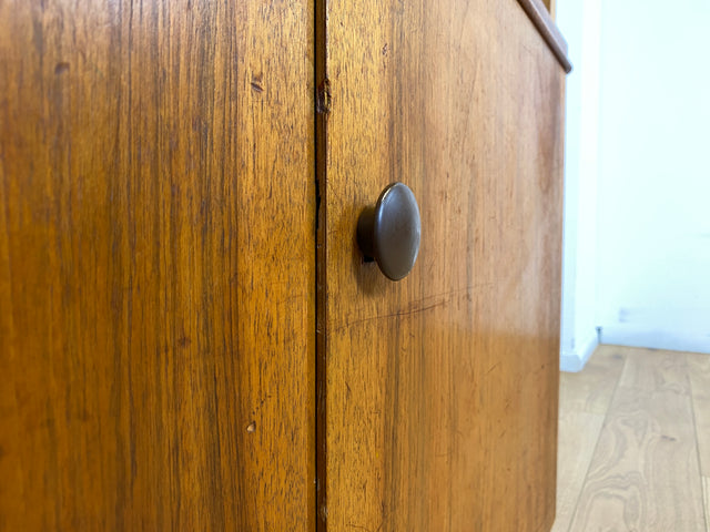 WMK I Stilvolle Mid-Century Designer Vitrine von Bruno Paul für VEB Hellerau , Vollholz in Nussbaum I Schrank Bücherschrank Highboard Regal Glas Bücher Geschirr Bauhaus DDR Vintage Berlin Köln Bremen