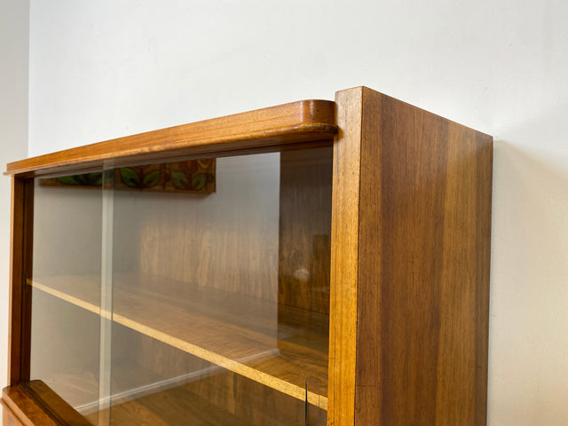 WMK I Stilvolle Mid-Century Designer Vitrine von Bruno Paul für VEB Hellerau , Vollholz in Nussbaum I Schrank Bücherschrank Highboard Regal Glas Bücher Geschirr Bauhaus DDR Vintage Berlin Köln Bremen