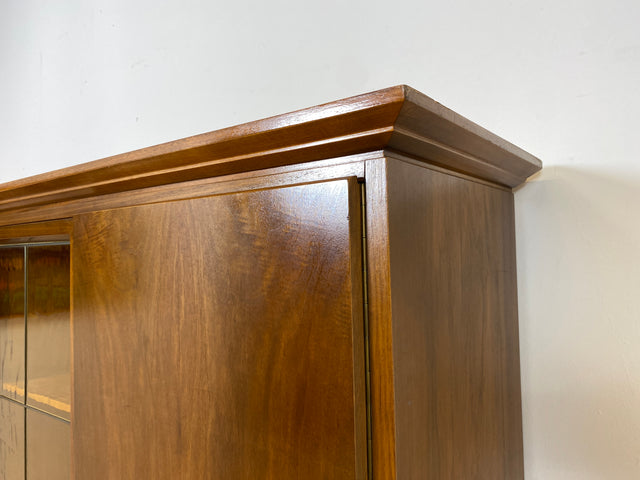 WMK I Hochwertiger Mid-Century Wohnzimmerschrank aus 1956, Vollholz in Nussbaum, mit Vitrine , auszieh. Kleiderstange und Blei Glas I Schrank Highboard Sideboard Kleiderschrank 50er Vintage Berlin