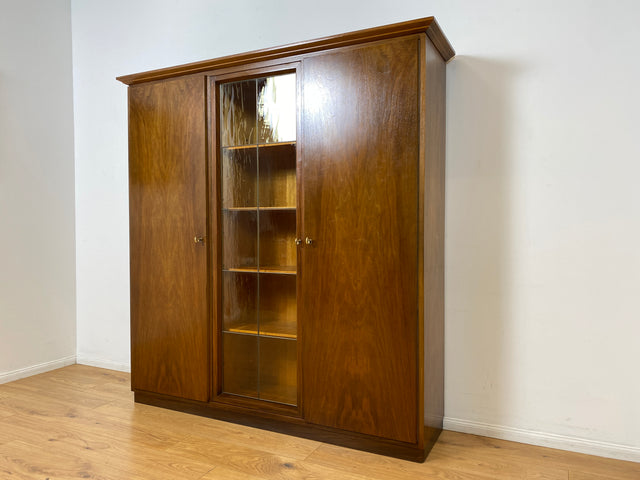 WMK I Hochwertiger Mid-Century Wohnzimmerschrank aus 1956, Vollholz in Nussbaum, mit Vitrine , auszieh. Kleiderstange und Blei Glas I Schrank Highboard Sideboard Kleiderschrank 50er Vintage Berlin