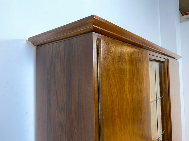 WMK I Hochwertiger Mid-Century Wohnzimmerschrank aus 1956, Vollholz in Nussbaum, mit Vitrine , auszieh. Kleiderstange und Blei Glas I Schrank Highboard Sideboard Kleiderschrank 50er Vintage Berlin