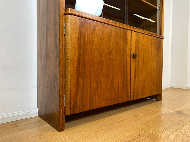 WMK I Stilvolle Mid-Century Designer Vitrine von Bruno Paul für VEB Hellerau , Vollholz in Nussbaum I Schrank Bücherschrank Highboard Regal Glas Bücher Geschirr Bauhaus DDR Vintage Berlin Köln Bremen