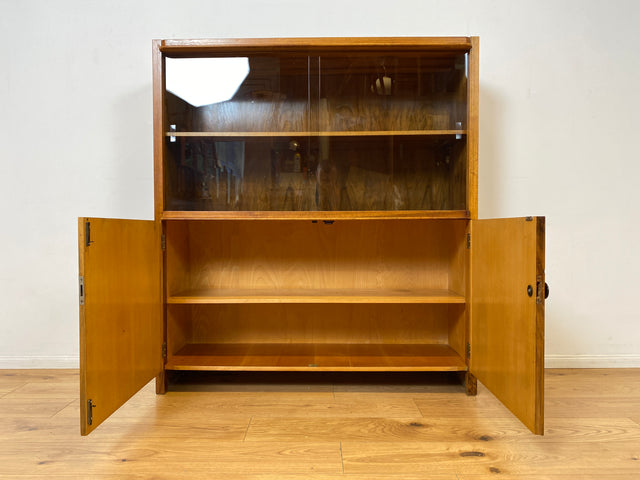 WMK I Stilvolle Mid-Century Designer Vitrine von Bruno Paul für VEB Hellerau , Vollholz in Nussbaum I Schrank Bücherschrank Highboard Regal Glas Bücher Geschirr Bauhaus DDR Vintage Berlin Köln Bremen