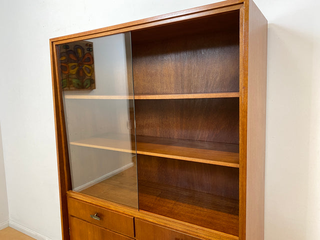WMK I Hochwertige Mid-Century Vitrine von Musterring aus vollem Holz mit Schubladen & Messinggriffen I Highboard Bücherregal Büchervitrine Regal Kommode Sideboard 60er Vintage Berlin Bayern Stuttgart