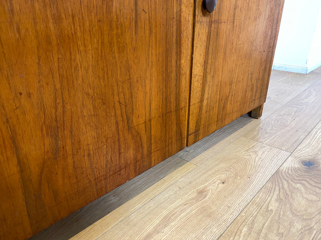 WMK I Stilvolle Mid-Century Designer Vitrine von Bruno Paul für VEB Hellerau , Vollholz in Nussbaum I Schrank Bücherschrank Highboard Regal Glas Bücher Geschirr Bauhaus DDR Vintage Berlin Köln Bremen