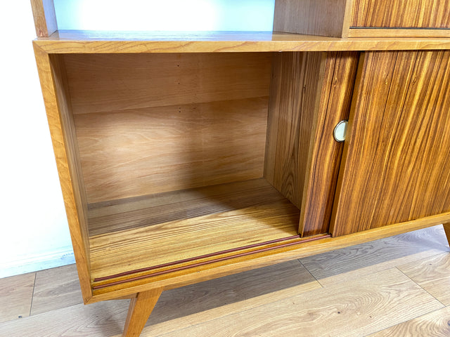 WMK I Stilvolles Mid-Century Highboard mit verspiegelter Vitrine & Schiebetüren I Wohnzimmerschrank Sideboard Regalwand Regal Bücherregal Bücherschrank Bar Barschrank Vintage 60er Berlin Köln Koblenz