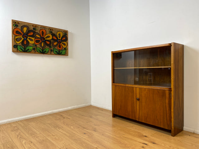 WMK I Stilvolle Mid-Century Designer Vitrine von Bruno Paul für VEB Hellerau , Vollholz in Nussbaum I Schrank Bücherschrank Highboard Regal Glas Bücher Geschirr Bauhaus DDR Vintage Berlin Köln Bremen