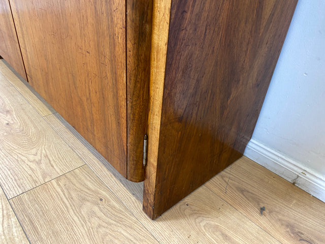 WMK I Stilvolle Mid-Century Designer Vitrine von Bruno Paul für VEB Hellerau , Vollholz in Nussbaum I Schrank Bücherschrank Highboard Regal Glas Bücher Geschirr Bauhaus DDR Vintage Berlin Köln Bremen