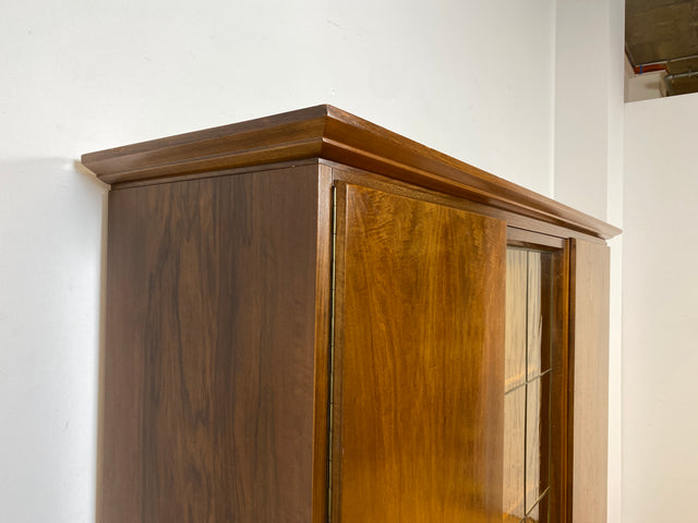 WMK I Hochwertiger Mid-Century Wohnzimmerschrank aus 1956, Vollholz in Nussbaum, mit Vitrine , auszieh. Kleiderstange und Blei Glas I Schrank Highboard Sideboard Kleiderschrank 50er Vintage Berlin
