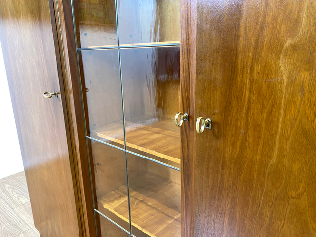 WMK I Hochwertiger Mid-Century Wohnzimmerschrank aus 1956, Vollholz in Nussbaum, mit Vitrine , auszieh. Kleiderstange und Blei Glas I Schrank Highboard Sideboard Kleiderschrank 50er Vintage Berlin