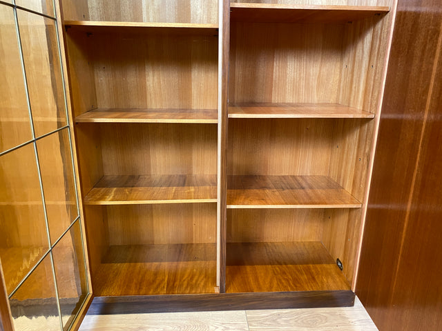 WMK I Hochwertiger Mid-Century Wohnzimmerschrank aus 1956, Vollholz in Nussbaum, mit Vitrine , auszieh. Kleiderstange und Blei Glas I Schrank Highboard Sideboard Kleiderschrank 50er Vintage Berlin