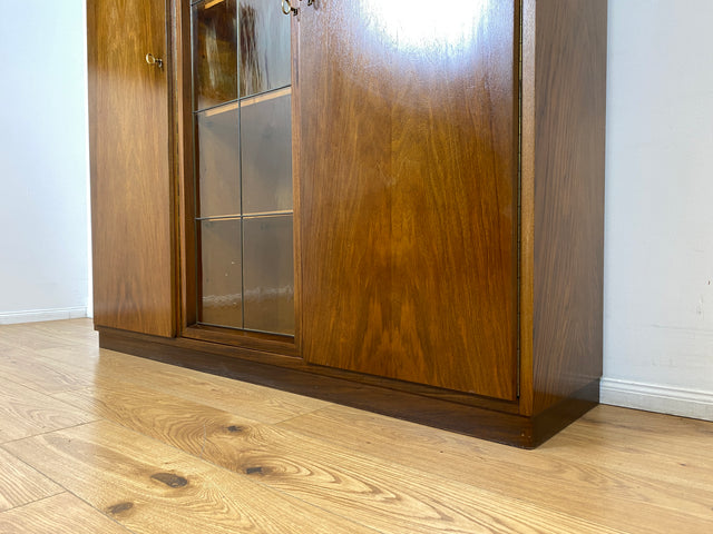 WMK I Hochwertiger Mid-Century Wohnzimmerschrank aus 1956, Vollholz in Nussbaum, mit Vitrine , auszieh. Kleiderstange und Blei Glas I Schrank Highboard Sideboard Kleiderschrank 50er Vintage Berlin
