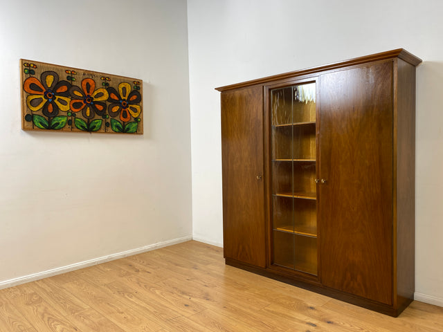 WMK I Hochwertiger Mid-Century Wohnzimmerschrank aus 1956, Vollholz in Nussbaum, mit Vitrine , auszieh. Kleiderstange und Blei Glas I Schrank Highboard Sideboard Kleiderschrank 50er Vintage Berlin