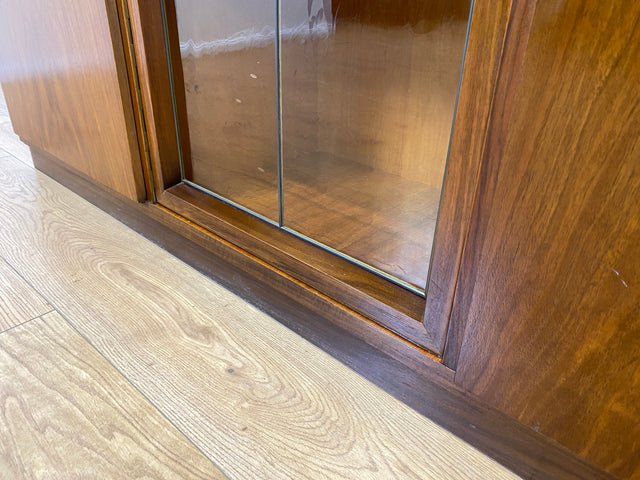 WMK I Hochwertiger Mid-Century Wohnzimmerschrank aus 1956, Vollholz in Nussbaum, mit Vitrine , auszieh. Kleiderstange und Blei Glas I Schrank Highboard Sideboard Kleiderschrank 50er Vintage Berlin