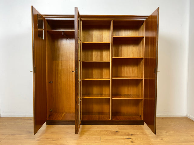 WMK I Hochwertiger Mid-Century Wohnzimmerschrank aus 1956, Vollholz in Nussbaum, mit Vitrine , auszieh. Kleiderstange und Blei Glas I Schrank Highboard Sideboard Kleiderschrank 50er Vintage Berlin