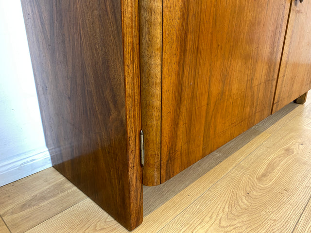 WMK I Stilvolle Mid-Century Designer Vitrine von Bruno Paul für VEB Hellerau , Vollholz in Nussbaum I Schrank Bücherschrank Highboard Regal Glas Bücher Geschirr Bauhaus DDR Vintage Berlin Köln Bremen