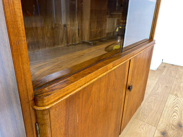 WMK I Stilvolle Mid-Century Designer Vitrine von Bruno Paul für VEB Hellerau , Vollholz in Nussbaum I Schrank Bücherschrank Highboard Regal Glas Bücher Geschirr Bauhaus DDR Vintage Berlin Köln Bremen