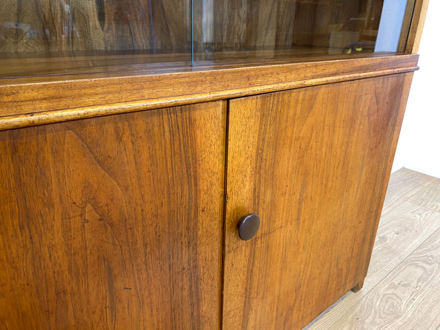 WMK I Stilvolle Mid-Century Designer Vitrine von Bruno Paul für VEB Hellerau , Vollholz in Nussbaum I Schrank Bücherschrank Highboard Regal Glas Bücher Geschirr Bauhaus DDR Vintage Berlin Köln Bremen