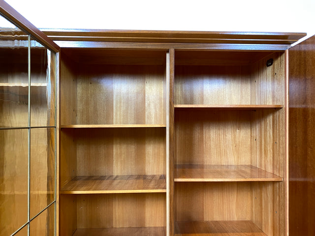 WMK I Hochwertiger Mid-Century Wohnzimmerschrank aus 1956, Vollholz in Nussbaum, mit Vitrine , auszieh. Kleiderstange und Blei Glas I Schrank Highboard Sideboard Kleiderschrank 50er Vintage Berlin